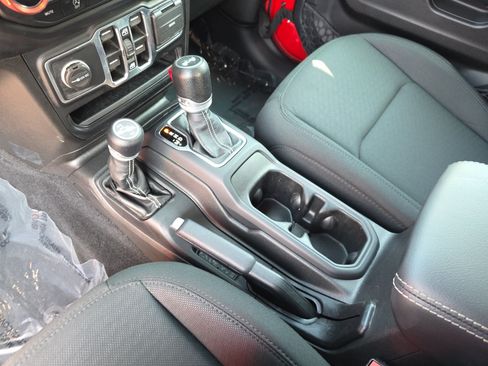 Used 2021 Jeep Wrangler Unlimited Sahara AWD/4WD image 22