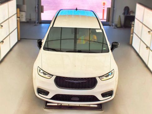 Used 2024 Chrysler Pacifica Limited FWD image 4