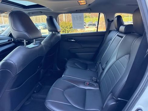 Used 2021 Toyota Highlander XLE image 27