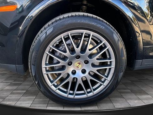Used 2017 Porsche Cayenne Platinum Edition image 35