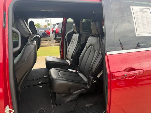 Used 2025 Chrysler Pacifica Select AWD/4WD image 26