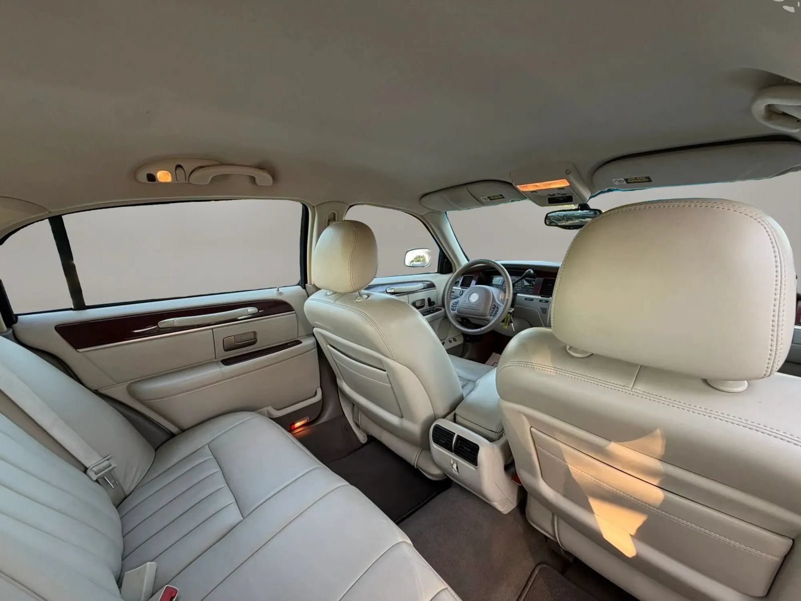 Used 2003 Lincoln Town Car Executive RWD image 32