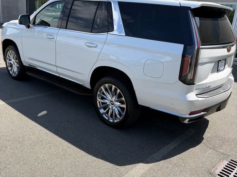 Used 2024 Cadillac Escalade Premium Luxury AWD/4WD image 4
