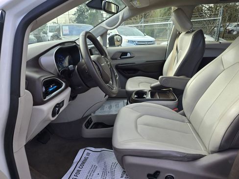 Used 2021 Chrysler Voyager Lxi image 21