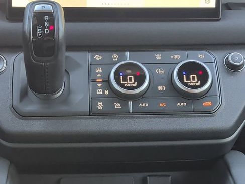 Used 2023 Land Rover Defender 130 X-Dynamic SE image 4