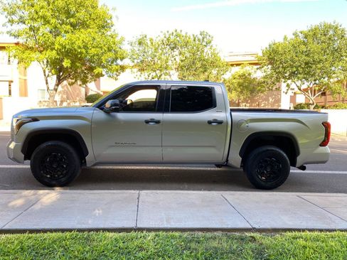 Used 2022 Toyota Tundra SR5 w/ SR5 Convenience Package AWD/4WD image 11