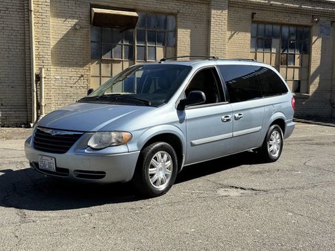 Used 2006 Chrysler Town & Country Touring image 2