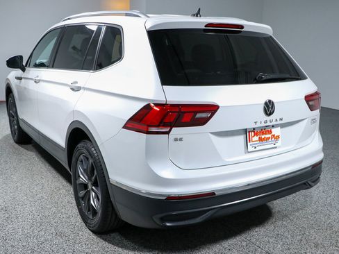 Used 2023 Volkswagen Tiguan SE w/ Panoramic Sunroof Package FWD image 9