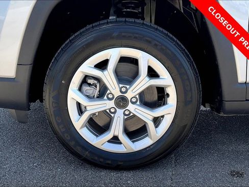 Used 2025 Jeep Compass Latitude w/ Convenience Group image 12