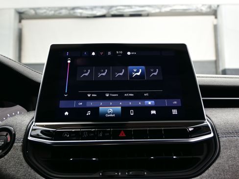 Used 2024 Jeep Compass Latitude image 17