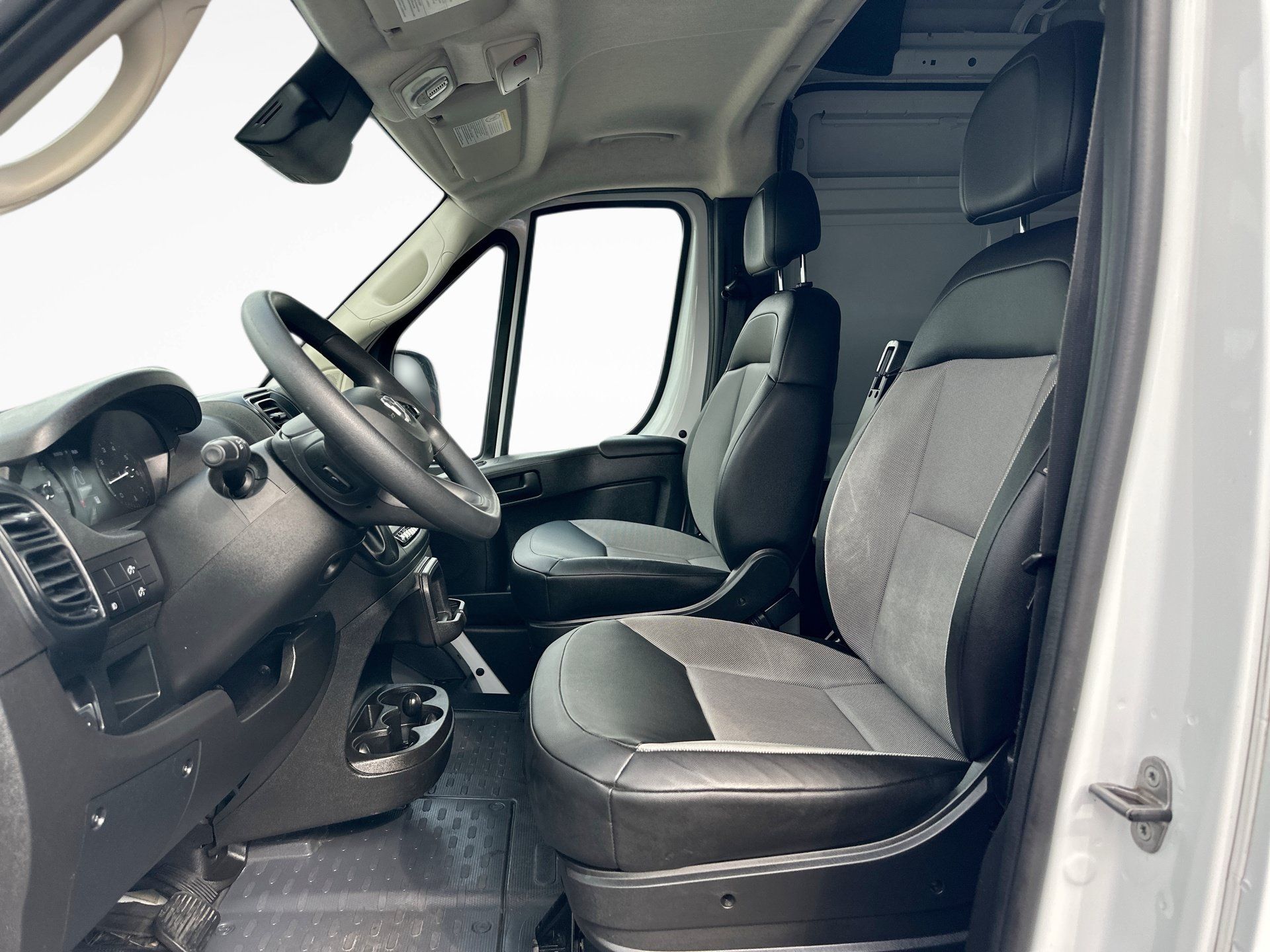 Used 2025 RAM ProMaster 2500 w/ Convenience Group FWD image 3