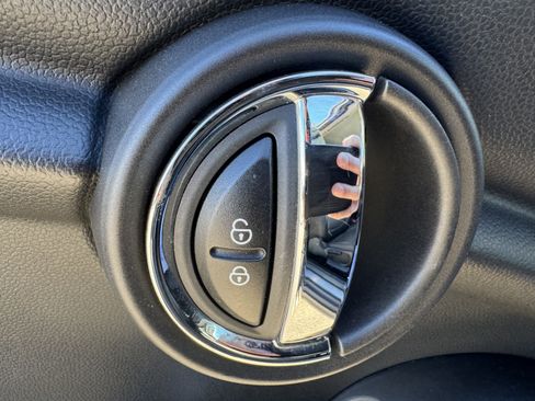 Used 2022 MINI Cooper 2-Door Hardtop image 11