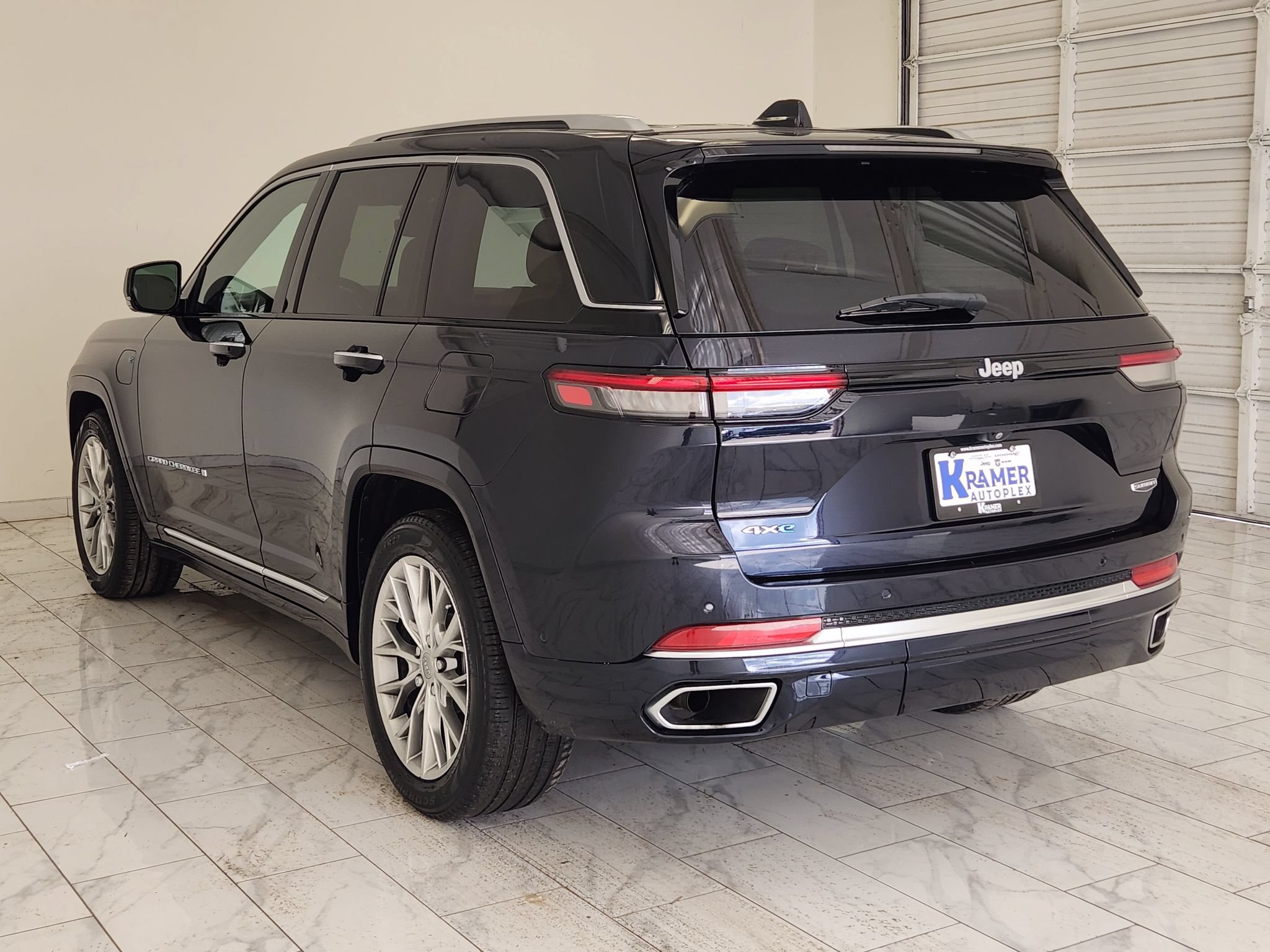 Used 2023 Jeep Grand Cherokee Summit AWD/4WD image 7