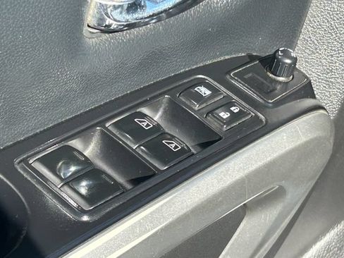 Used 2017 Nissan Titan SL AWD/4WD image 29