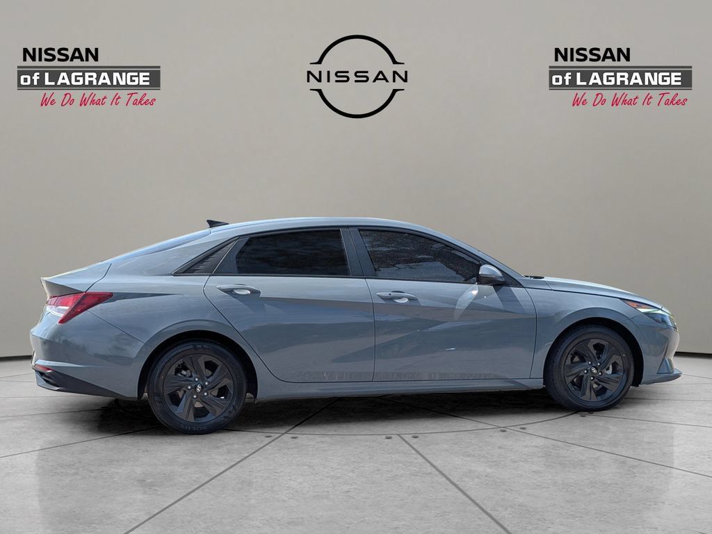 Used 2022 Hyundai Elantra SEL w/ Cargo Package FWD image 4