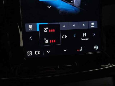 Certified 2025 Volvo XC40 B5 Plus image 29