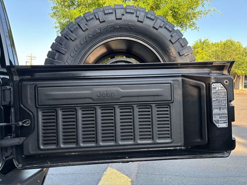 Used 2024 Jeep Wrangler Unlimited Rubicon w/ Technology Group AWD/4WD image 45