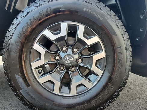 Used 2021 Toyota Tacoma TRD Off-Road w/ Technology Package AWD/4WD image 9