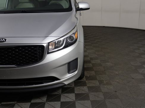 Used 2016 Kia Sedona LX image 11