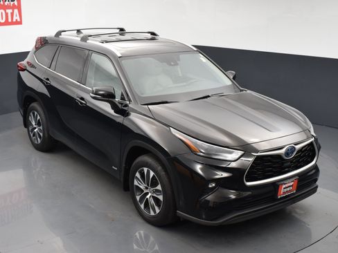 Used 2022 Toyota Highlander XLE AWD/4WD image 27