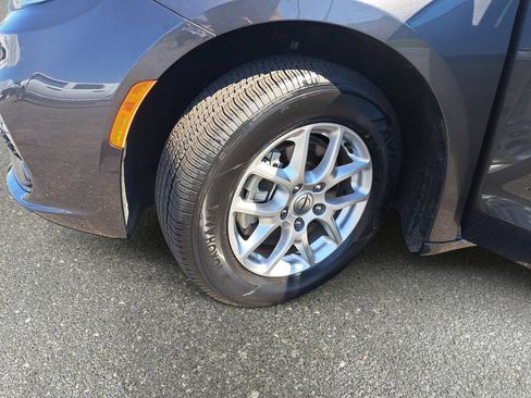 Certified 2023 Chrysler Pacifica Touring-L FWD image 32