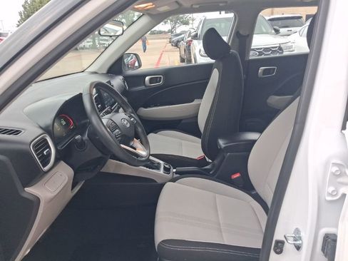 Used 2025 Hyundai Venue SEL FWD image 4