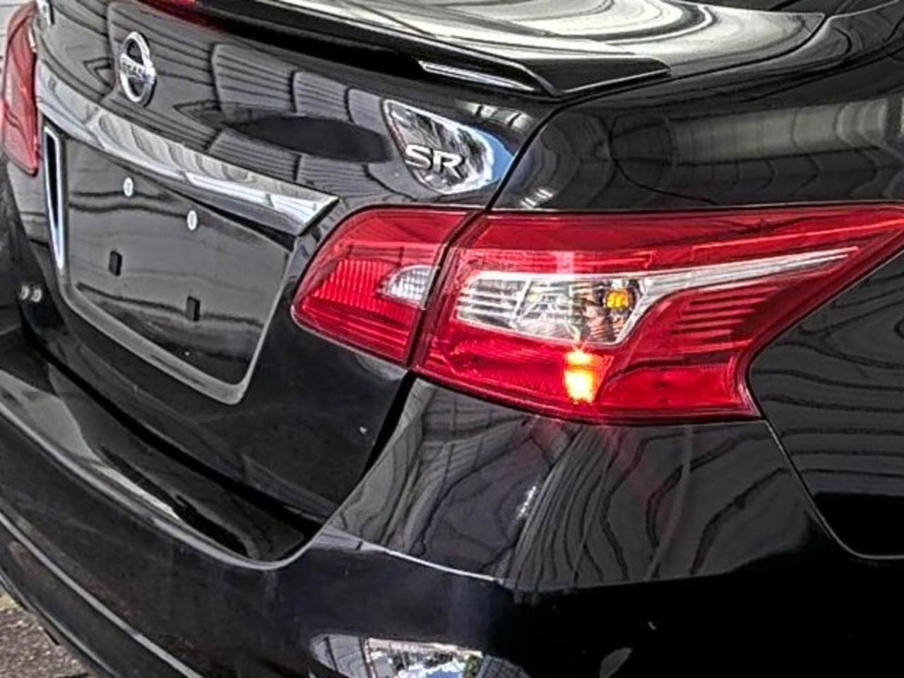 Used 2019 Nissan Sentra SR w/ Premium Package (SR) FWD image 8