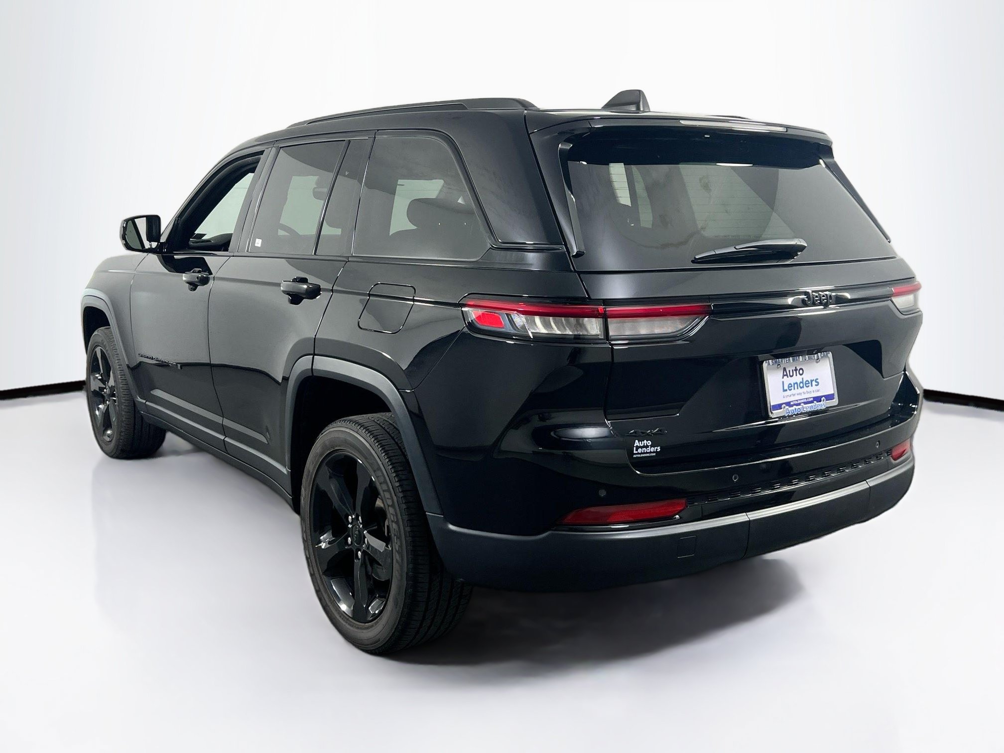 Used 2023 Jeep Grand Cherokee Altitude AWD/4WD image 7