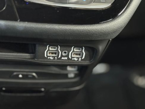 Used 2021 Chrysler Pacifica Touring w/ Uconnect Theater Family Group image 38