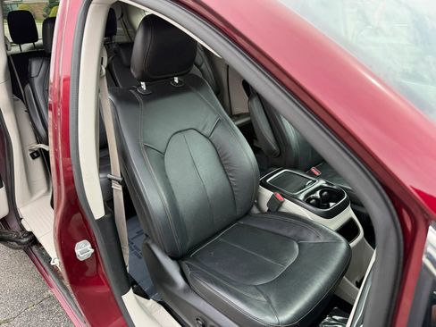 Used 2018 Chrysler Pacifica Touring-L Plus w/ Tire & Wheel Group FWD image 8