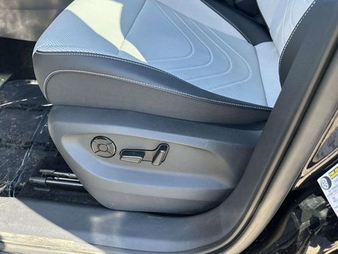 Certified 2025 Volkswagen Tiguan SE image 21