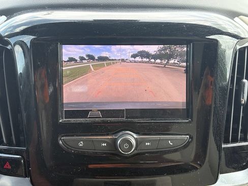 Used 2023 Chevrolet Traverse LS FWD image 11
