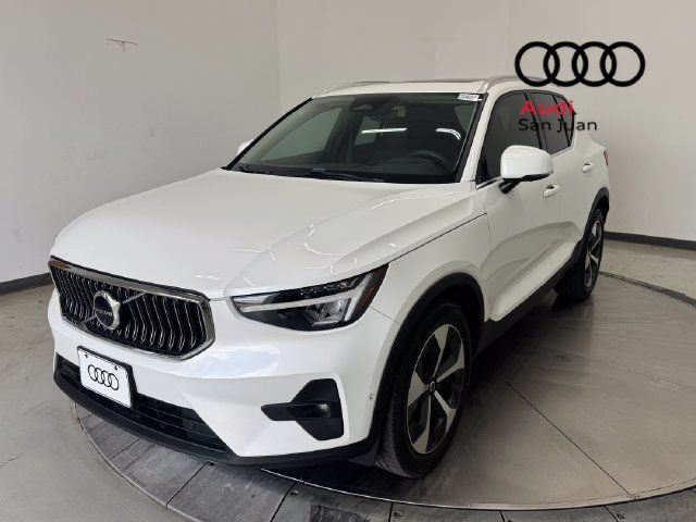 Used 2023 Volvo XC40 B5 Plus w/ Driver Assist Package AWD/4WD image 3