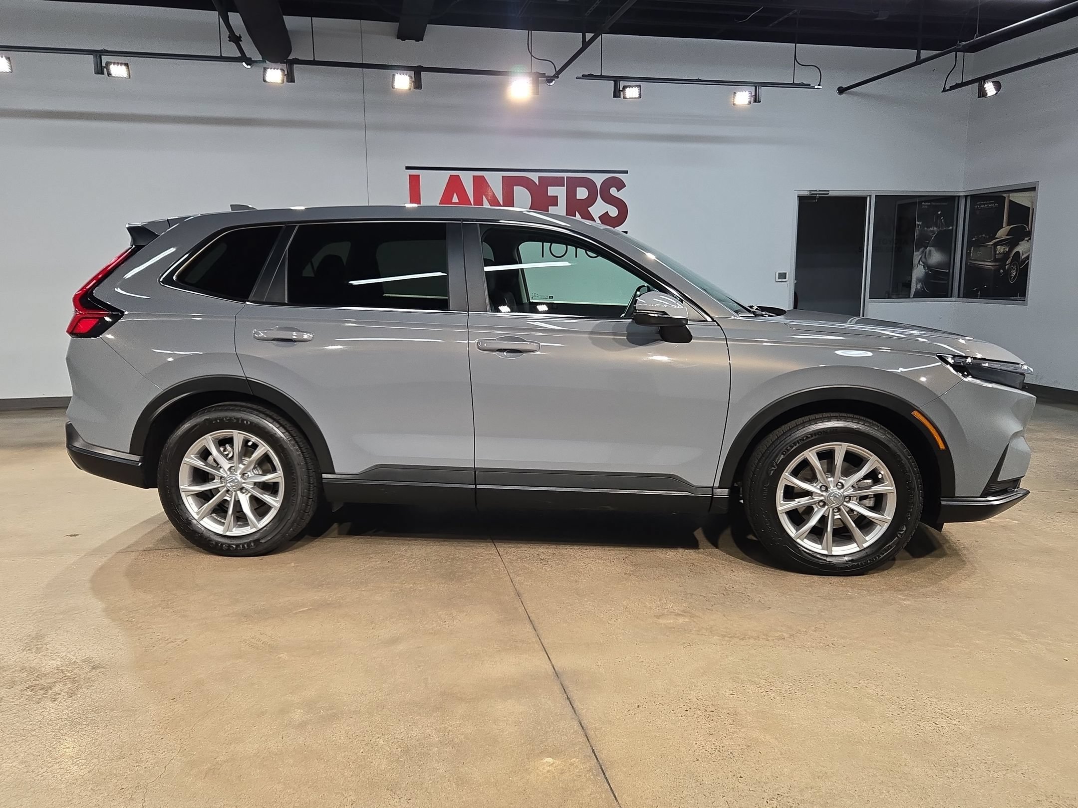 Used 2025 Honda CR-V EX image 8