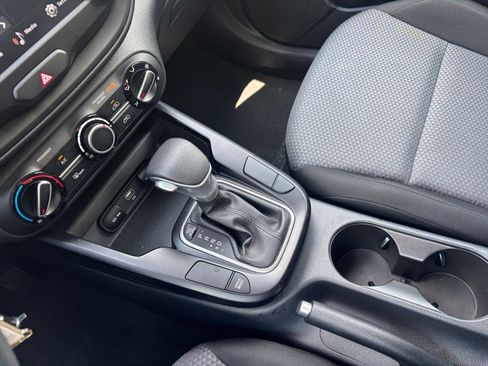 Used 2025 Kia Soul LX w/ LX Technology Package FWD image 39