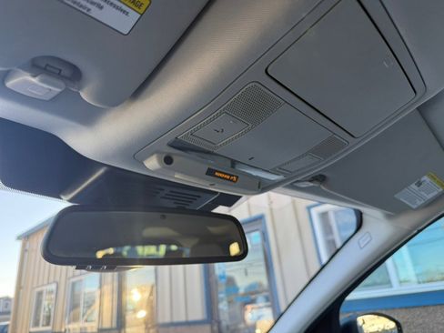 Used 2019 Land Rover Discovery Sport SE image 16