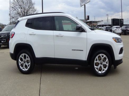 Certified 2025 Jeep Compass Latitude AWD/4WD image 5
