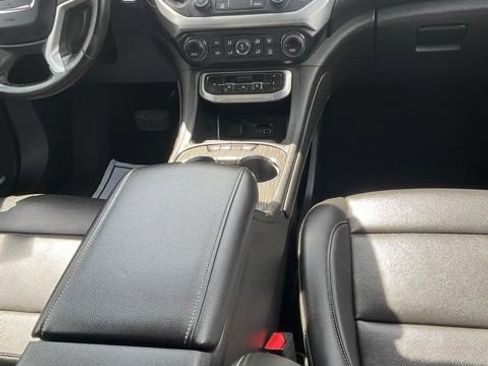 Used 2023 GMC Acadia SLT FWD image 13