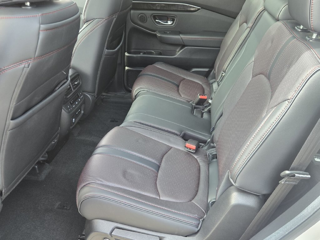 Certified 2025 Honda Pilot Black Edition image 12