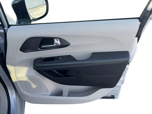 Used 2024 Chrysler Pacifica Touring-L image 15