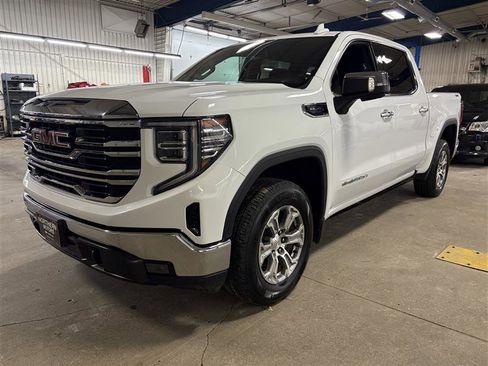 Used 2025 GMC Sierra 1500 SLT image 2