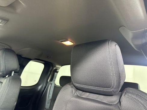 Used 2024 Nissan Frontier SV image 12