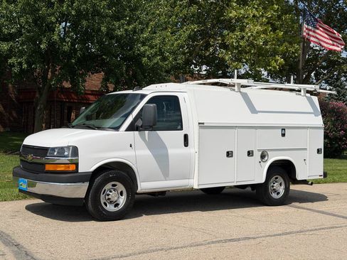 Used 2022 Chevrolet Express 3500 w/ Power Convenience Package RWD image 2