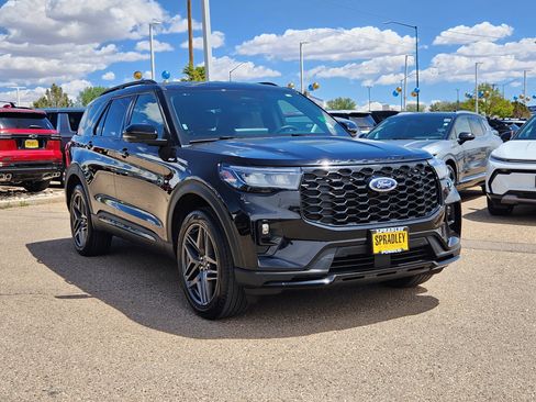Used 2025 Ford Explorer ST-Line w/ ST-Line Street Pack AWD/4WD image 7