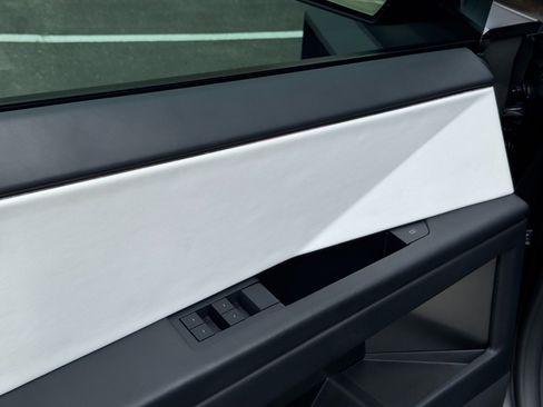 Used 2024 Tesla Cybertruck AWD Crew Cab image 18