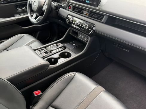 Used 2025 Honda Pilot Touring image 21