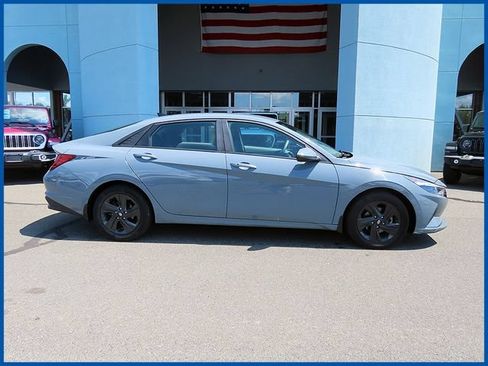 Used 2022 Hyundai Elantra SEL w/ Convenience Package FWD image 2