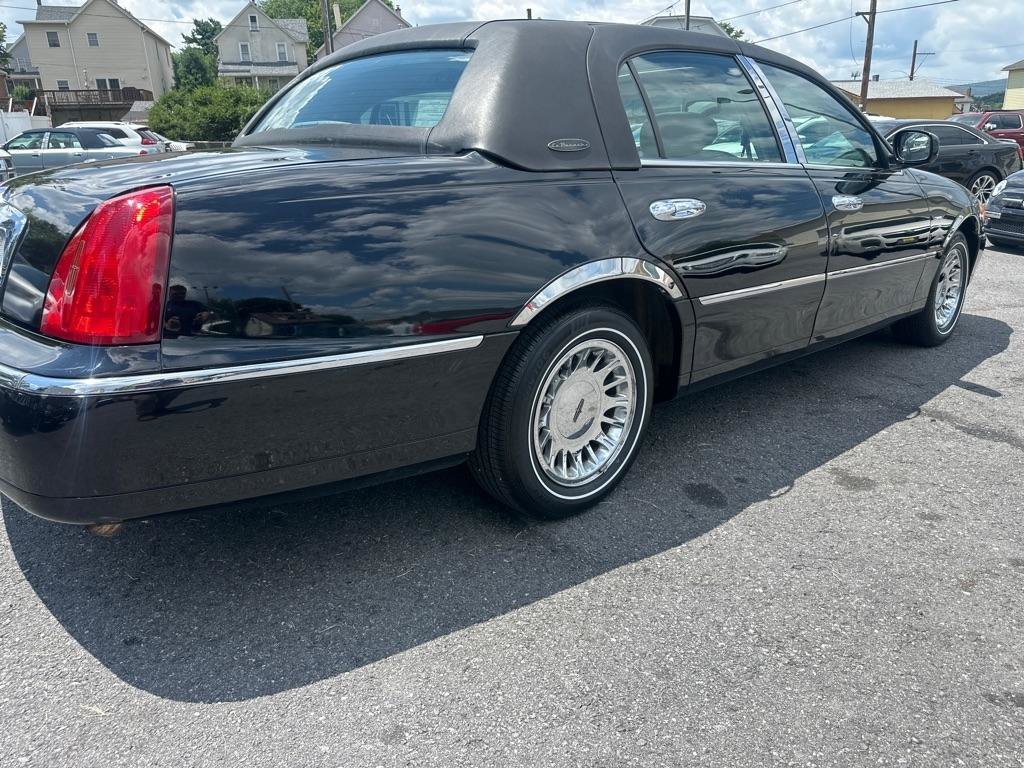Used 2002 Lincoln Town Car Cartier RWD image 8