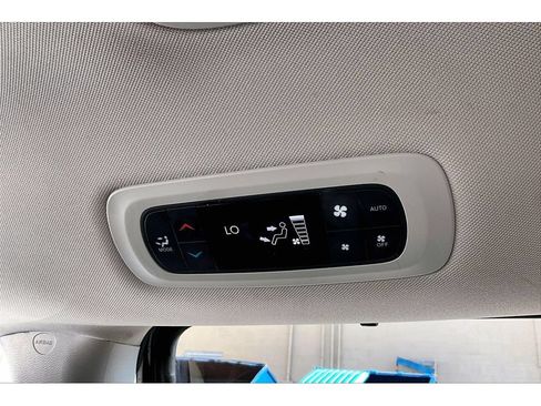 Used 2024 Chrysler Pacifica Touring-L FWD image 13