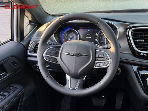 New 2026 Chrysler Pacifica Select image 8